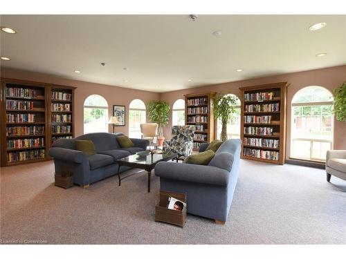 39 Twenty Place Boulevard, Hamilton, ON - Indoor Photo Showing Living Room