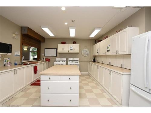 39 Twenty Place Boulevard, Hamilton, ON - Indoor Photo Showing Kitchen