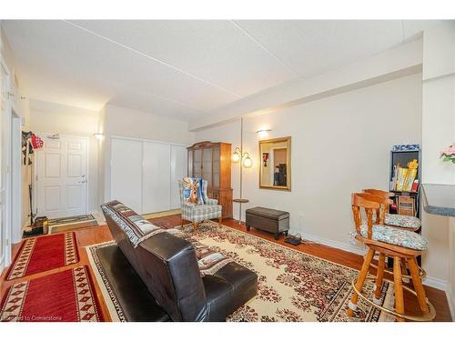 115-308 Watson Parkway N, Guelph, ON - Indoor Photo Showing Living Room