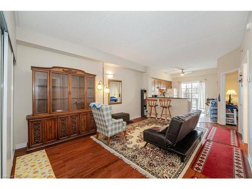 115-308 Watson Parkway N, Guelph, ON - Indoor Photo Showing Living Room