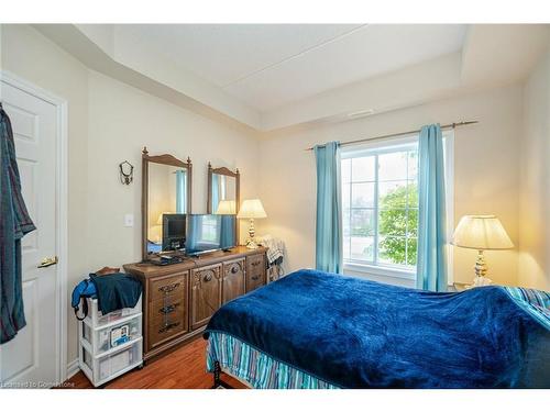 115-308 Watson Parkway N, Guelph, ON - Indoor Photo Showing Bedroom