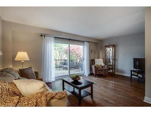 106-2301 Cavendish Drive, Burlington, ON - Indoor Photo Showing Living Room