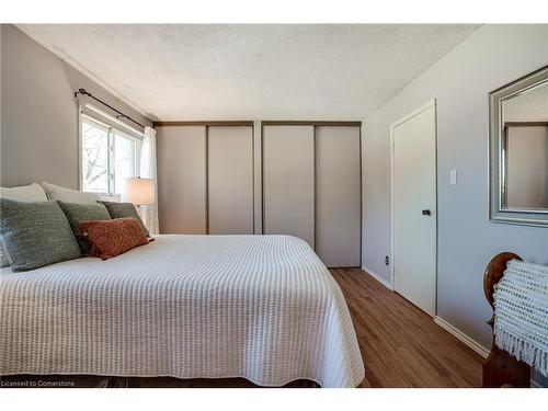 106-2301 Cavendish Drive, Burlington, ON - Indoor Photo Showing Bedroom