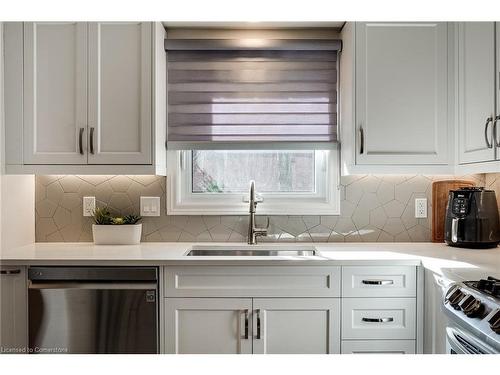 106-2301 Cavendish Drive, Burlington, ON - Indoor Photo Showing Kitchen