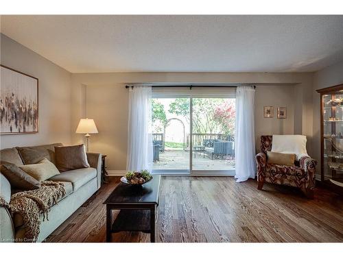 106-2301 Cavendish Drive, Burlington, ON - Indoor Photo Showing Living Room