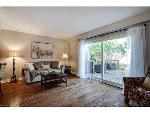 106-2301 Cavendish Drive, Burlington, ON - Indoor Photo Showing Living Room