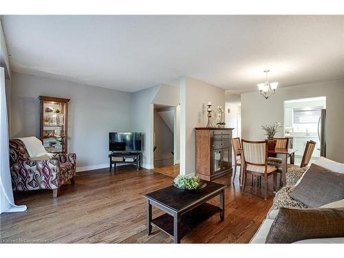 106-2301 Cavendish Drive, Burlington, ON - Indoor Photo Showing Living Room