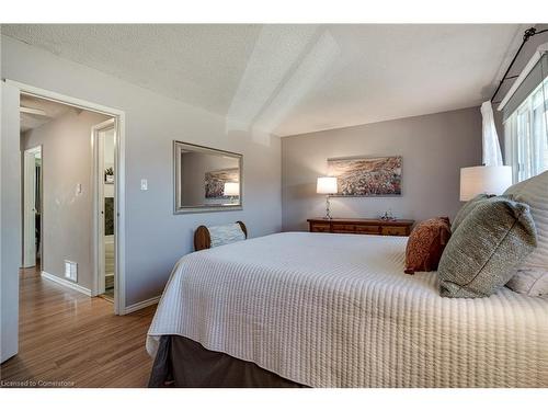 106-2301 Cavendish Drive, Burlington, ON - Indoor Photo Showing Bedroom