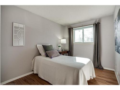 106-2301 Cavendish Drive, Burlington, ON - Indoor Photo Showing Bedroom