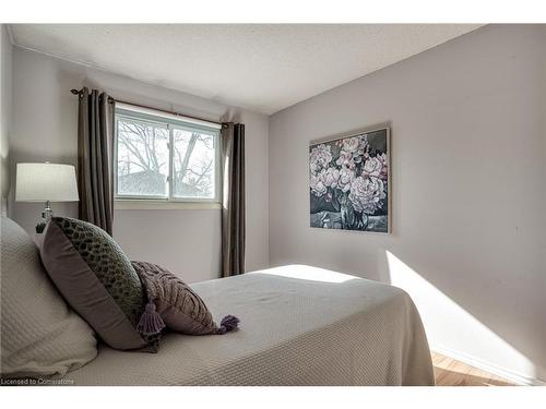 106-2301 Cavendish Drive, Burlington, ON - Indoor Photo Showing Bedroom