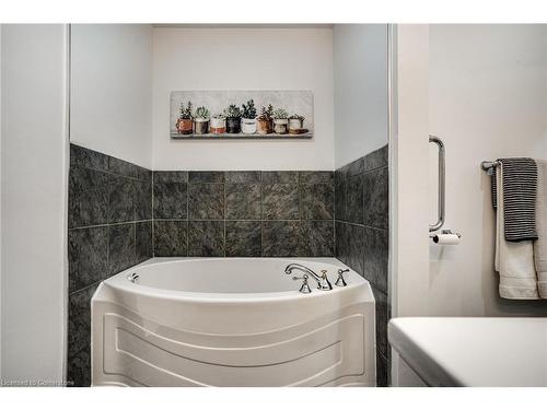 106-2301 Cavendish Drive, Burlington, ON - Indoor Photo Showing Bathroom