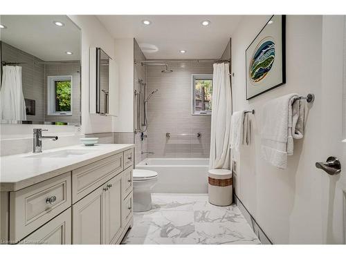 158 Sulphur Springs Road, Ancaster, ON - Indoor Photo Showing Bathroom