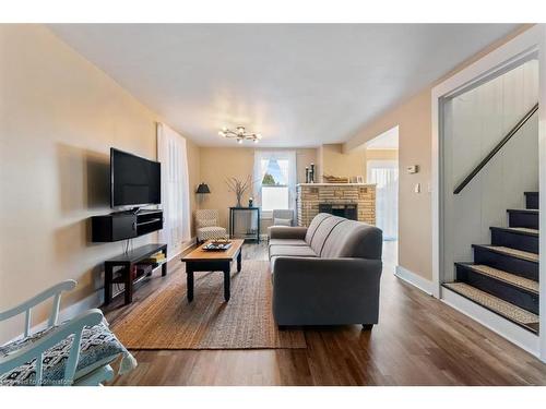 4105 Tufford Road, Beamsville, ON - Indoor Photo Showing Living Room