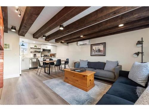 4105 Tufford Road, Beamsville, ON - Indoor Photo Showing Living Room