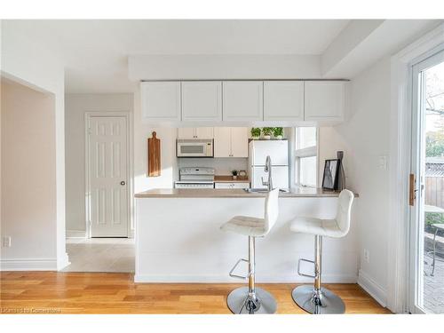 815 Hyde Road, Burlington, ON - Indoor Photo Showing Kitchen