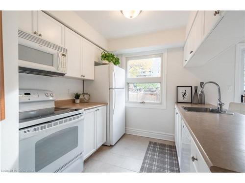 815 Hyde Road, Burlington, ON - Indoor Photo Showing Kitchen