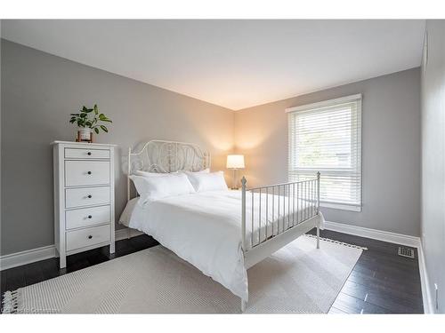 815 Hyde Road, Burlington, ON - Indoor Photo Showing Bedroom