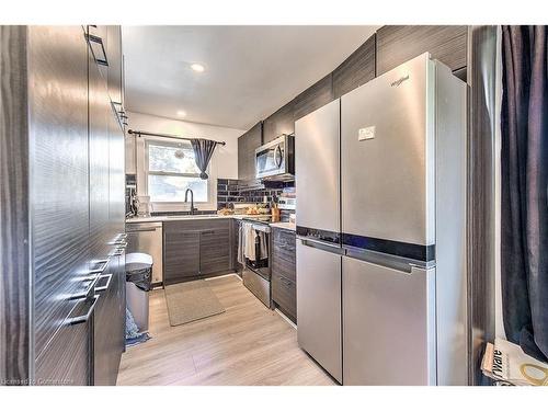 237 Montebello Drive, London, ON - Indoor Photo Showing Kitchen With Upgraded Kitchen