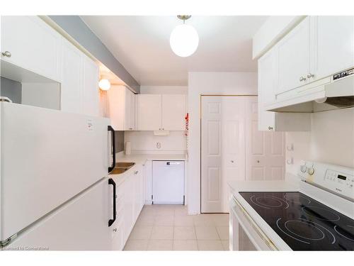 331 Silverbirch Boulevard, Mount Hope, ON - Indoor Photo Showing Kitchen