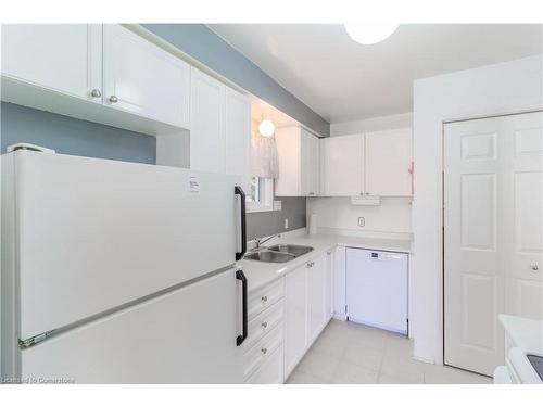 331 Silverbirch Boulevard, Mount Hope, ON - Indoor Photo Showing Kitchen With Double Sink