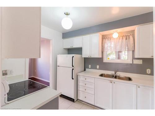 331 Silverbirch Boulevard, Mount Hope, ON - Indoor Photo Showing Kitchen With Double Sink