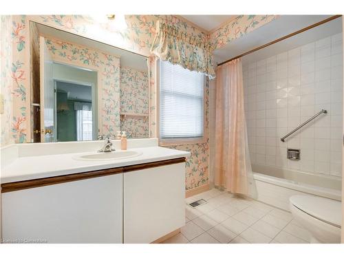 12-1275 Maple Crossing Boulevard, Burlington, ON - Indoor Photo Showing Bathroom