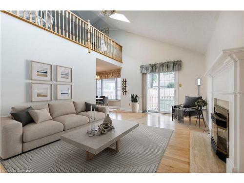 12-1275 Maple Crossing Boulevard, Burlington, ON - Indoor Photo Showing Living Room