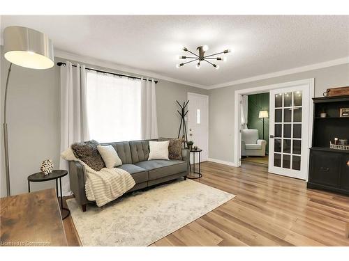 Upper-6 Homewood Avenue, St. Catharines, ON - Indoor Photo Showing Living Room