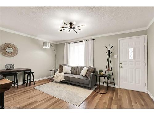 Upper-6 Homewood Avenue, St. Catharines, ON - Indoor Photo Showing Living Room