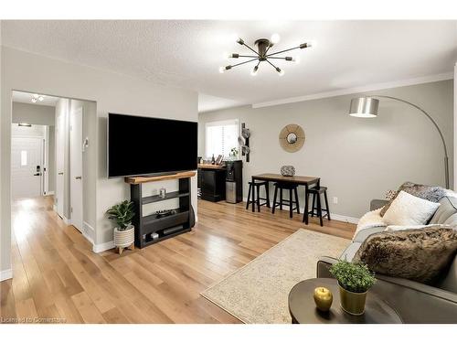 Upper-6 Homewood Avenue, St. Catharines, ON - Indoor Photo Showing Living Room