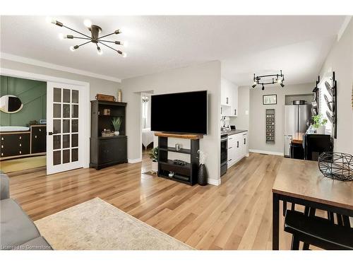 Upper-6 Homewood Avenue, St. Catharines, ON - Indoor Photo Showing Living Room