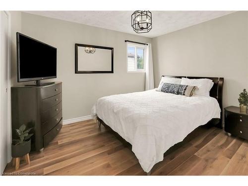 Upper-6 Homewood Avenue, St. Catharines, ON - Indoor Photo Showing Bedroom