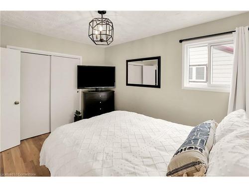 Upper-6 Homewood Avenue, St. Catharines, ON - Indoor Photo Showing Bedroom