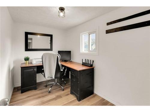 Upper-6 Homewood Avenue, St. Catharines, ON - Indoor Photo Showing Office