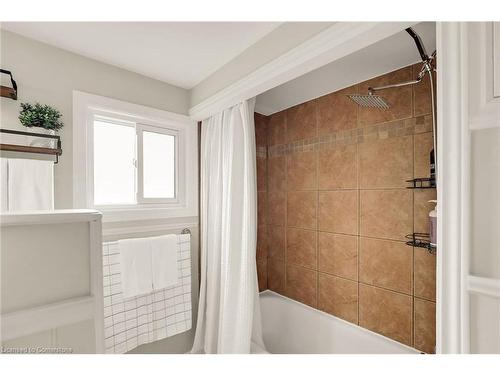 Upper-6 Homewood Avenue, St. Catharines, ON - Indoor Photo Showing Bathroom