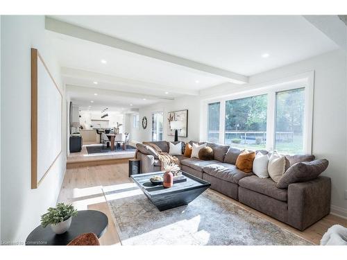 7836 Rysdale Street, Niagara Falls, ON - Indoor Photo Showing Living Room