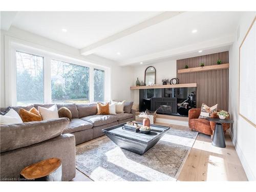 7836 Rysdale Street, Niagara Falls, ON - Indoor Photo Showing Living Room