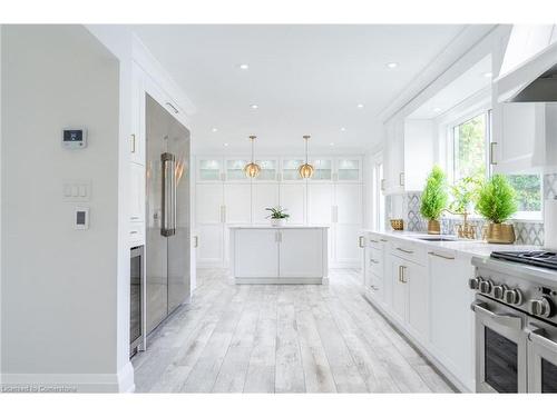 4195 Spruce Avenue, Burlington, ON - Indoor Photo Showing Kitchen With Upgraded Kitchen