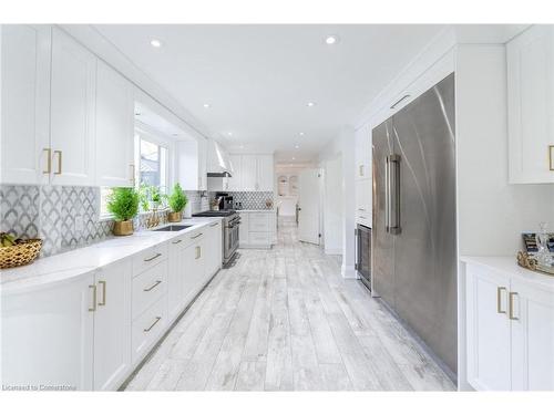 4195 Spruce Avenue, Burlington, ON - Indoor Photo Showing Kitchen With Upgraded Kitchen