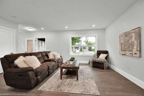 495-497 Mary Street, Woodstock, ON - Indoor Photo Showing Living Room