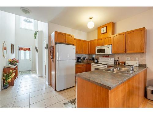 32-566 Southridge Drive, Hamilton, ON - Indoor Photo Showing Kitchen With Double Sink