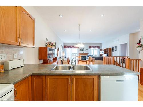 32-566 Southridge Drive, Hamilton, ON - Indoor Photo Showing Kitchen With Double Sink