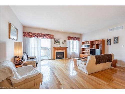 32-566 Southridge Drive, Hamilton, ON - Indoor Photo Showing Living Room With Fireplace