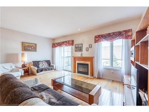 32-566 Southridge Drive, Hamilton, ON - Indoor Photo Showing Living Room With Fireplace