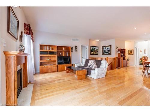 32-566 Southridge Drive, Hamilton, ON - Indoor Photo Showing Living Room