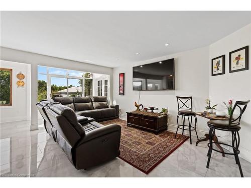 2361 Townline Road, Fort Erie, ON - Indoor Photo Showing Living Room