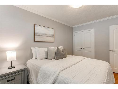 2013 Mountain Grove Avenue, Burlington, ON - Indoor Photo Showing Bedroom