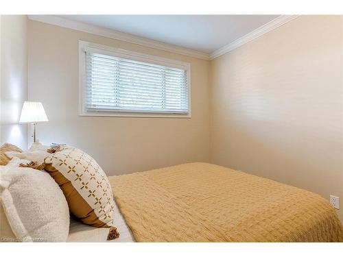 2013 Mountain Grove Avenue, Burlington, ON - Indoor Photo Showing Bedroom