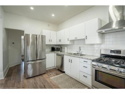 30 Bristol Street, Hamilton, ON - Indoor Photo Showing Kitchen With Upgraded Kitchen