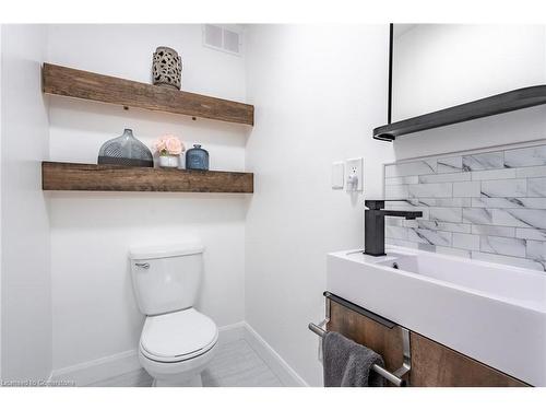 30 Bristol Street, Hamilton, ON - Indoor Photo Showing Bathroom